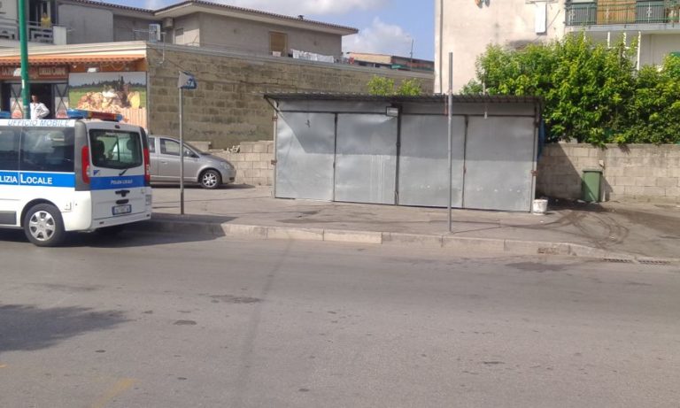 Casandrino: vigili urbani smantellano baracca abusiva