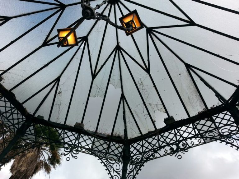 Aversa: Cassa Armonica, copertura in vetro pericolosa: area interdetta