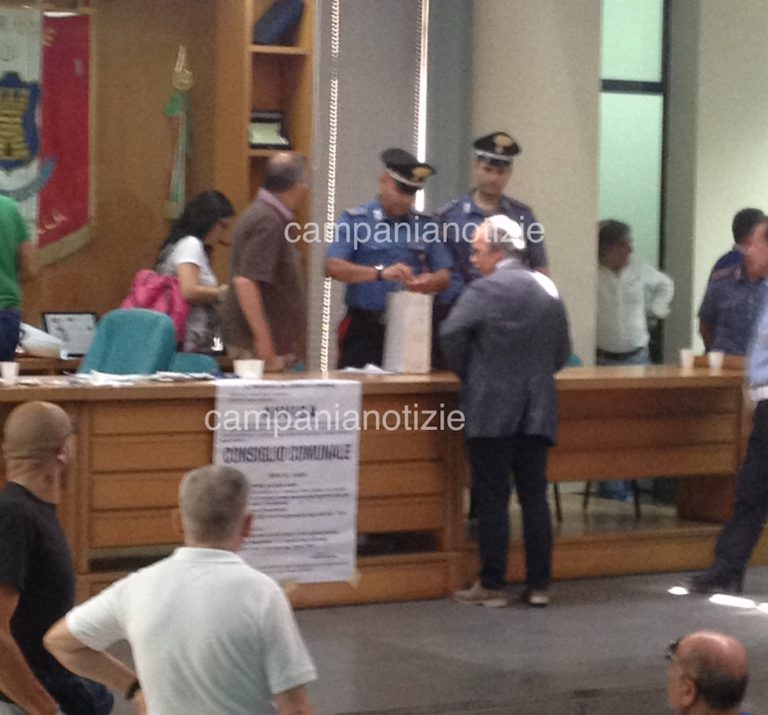 ESCLUSIVA FOTO- Orta: carabinieri sequestrano atti consiglio su Puc, Brancaccio litiga coi militari