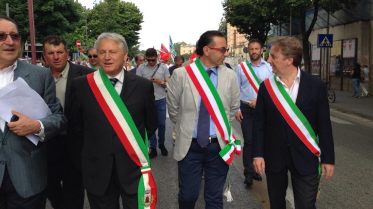 Caserta, il mondo della forestazione in piazza: sindaci guidano protesta