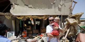 Sale a 26 il bilancio dei morti in un raid a Gaza contro una moschea. Idf: “A Jabalia lanciata una nuova operazione di terra”