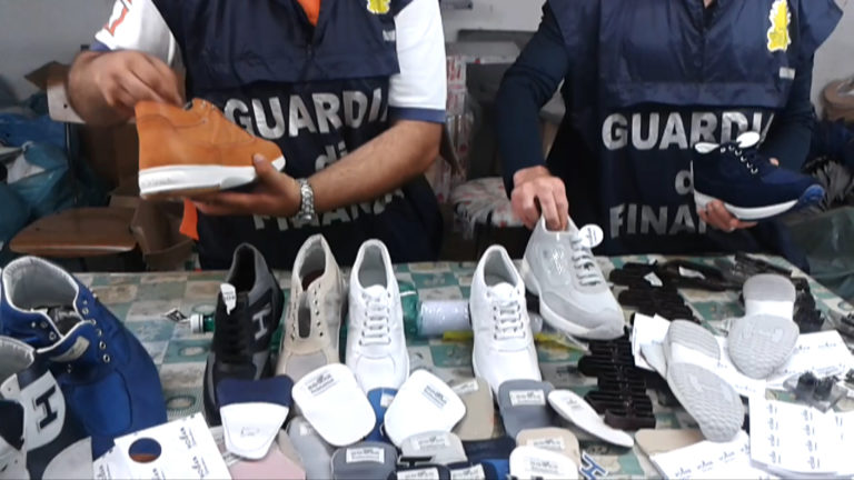 Hogan contraffatte, blitz della Finanza: 15 denunciati, 3 arresti