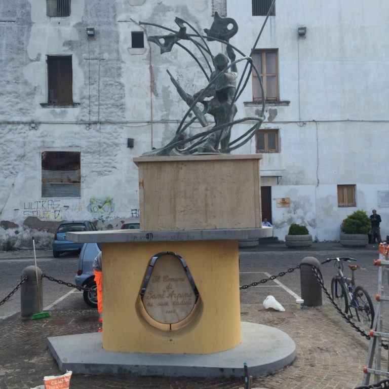 Sant’Arpino: Rimesso a nuovo il monumento ai caduti