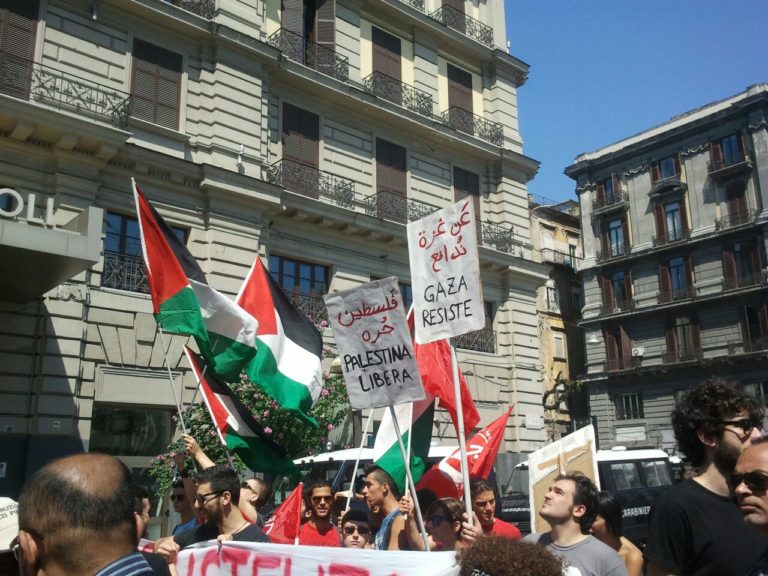 Fermare l’attacco di Israele, corteo a Napoli per la Palestina