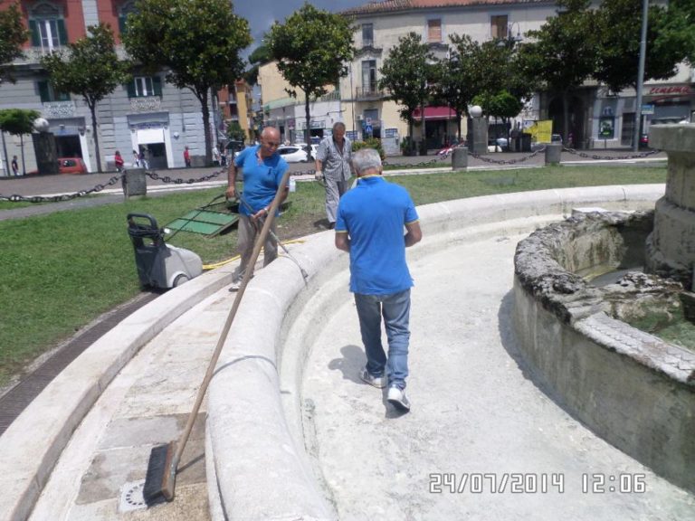 Aversa: braccio di ferro con chi sporca la città, quarta pulizia della fontana di Piazza Vittorio Emanuele