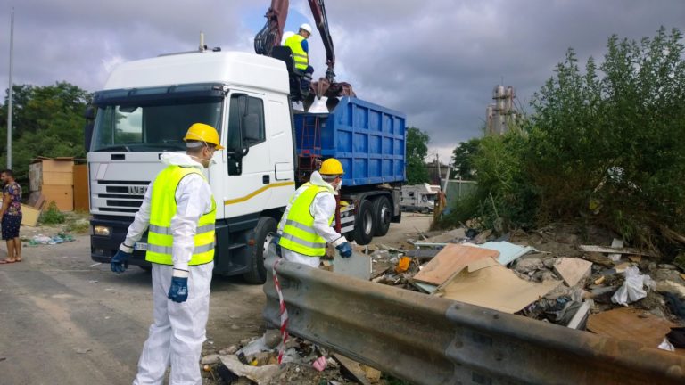 Qualiano: mezza carreggiata occupata dai rifiuti, comune ripulisce strada provinciale