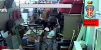 Benevento: ruba smartphone da negozio, incastrato da telecamere