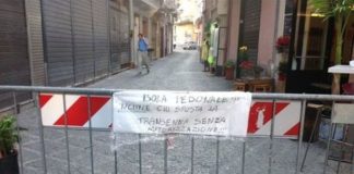 Via Seggio Aversa: lontano dagli orari di chiusura dei locali i controlli latitano, spunta la transenna fai da te