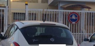 Aversa: la solita Ypsilon bianca in sosta vietata, questa volta davanti al cancello di una scuola