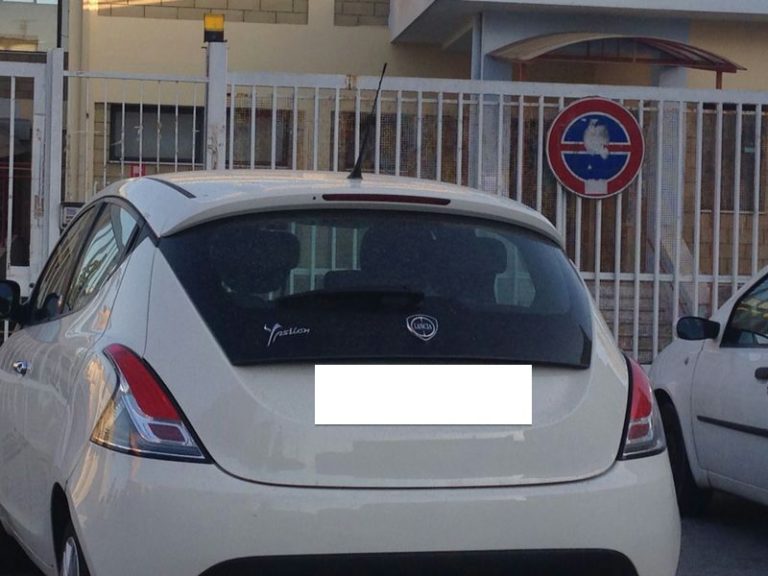 Aversa: la solita Ypsilon bianca in sosta vietata, questa volta davanti al cancello di una scuola