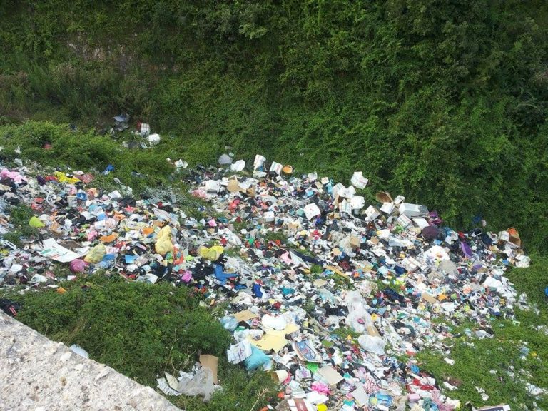 Strada provinciale Durazzano-Messercola nel degrado, rifiuti pericolosi in bella mostra FOTOGALLERY