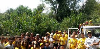 Teano: ragazzi provenienti da tutt’Italia raccolgono noccioline nei beni confiscati