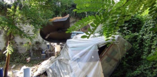 Aversa: degrado nei pressi del cimitero, abbattuta una baracca LE FOTO