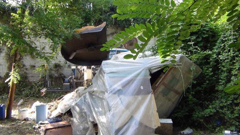 Aversa: degrado nei pressi del cimitero, abbattuta una baracca LE FOTO