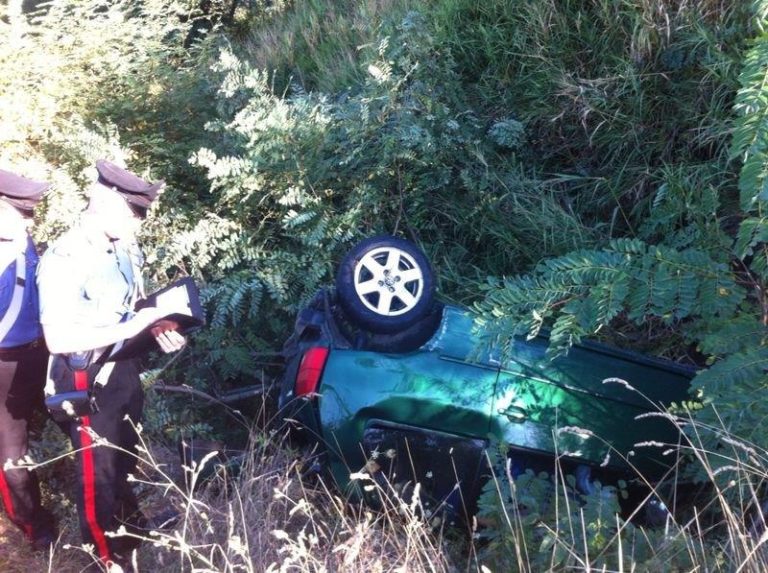 Perde il controllo dell’auto: fidanzati in scarpata nel Beneventano, lui muore FOTO