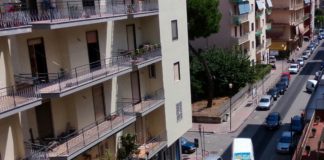 Aversa: in via Michelangelo pubblica illuminazione accesa in pieno giorno