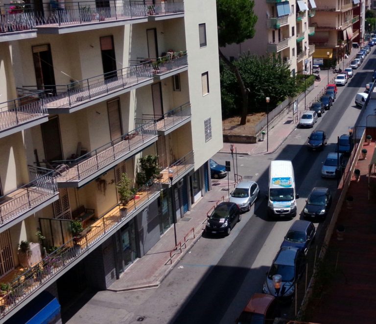 Aversa: in via Michelangelo pubblica illuminazione accesa in pieno giorno