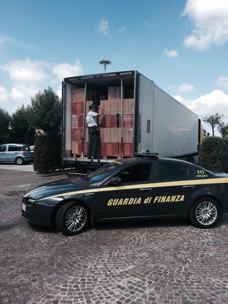 Napoli: fermato Tir con 9 tonnellate di sigarette di contrabbando