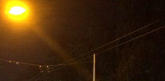 Aversa: via di Jasi terra di nessuno, decine di auto in sosta sui marciapiedi GUARDA LE FOTO