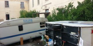 Aversa: ‘Leonardo Bianchi’ nel degrado, roulotte della Protezione Civile riparo per senzatetto LE FOTO