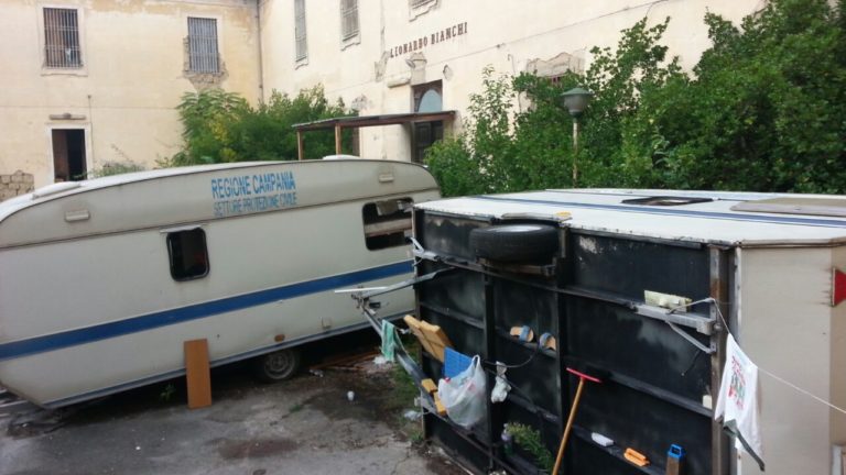 Aversa: ‘Leonardo Bianchi’ nel degrado, roulotte della Protezione Civile riparo per senzatetto LE FOTO