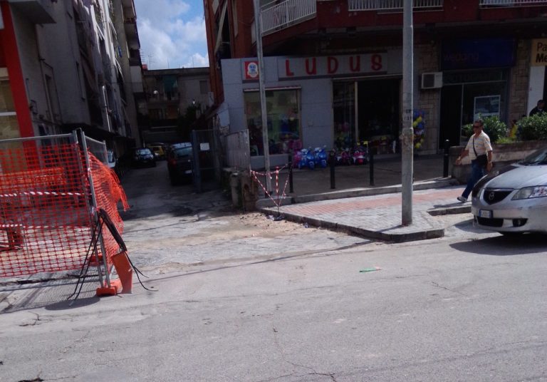 Aversa: incredibile in via di Jasi, in alcuni punti nuovi marciapiedi senza scivolo per disabili LE FOTO