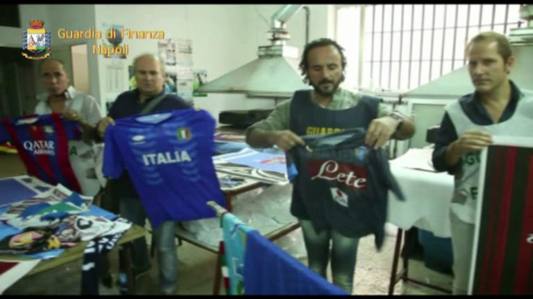 Arzano: colpo all’industria del falso merchandising sportivo, sequestrato opificio