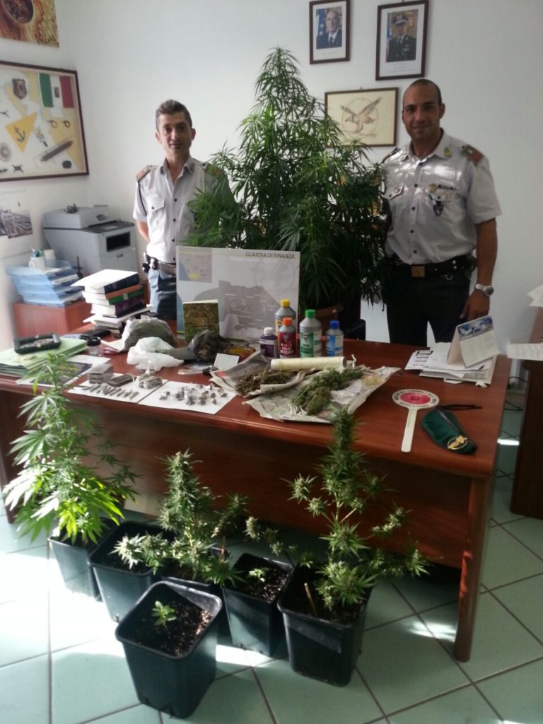 Aversa: centrale spaccio e coltivazione in via Diaz, 48enne in arresto