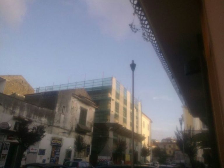 Aversa: lampioni guasti in via Costantinopoli, dopo le segnalazioni nessun intervento: ma per il numero verde è tutto ok