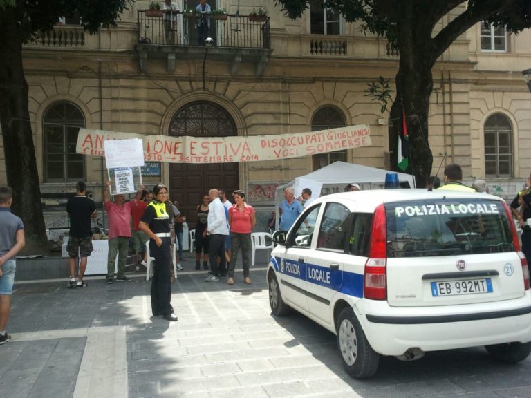Giugliano: in Piazza Gramsci arriva la Municipale, Disoccupati a rischio sgombero