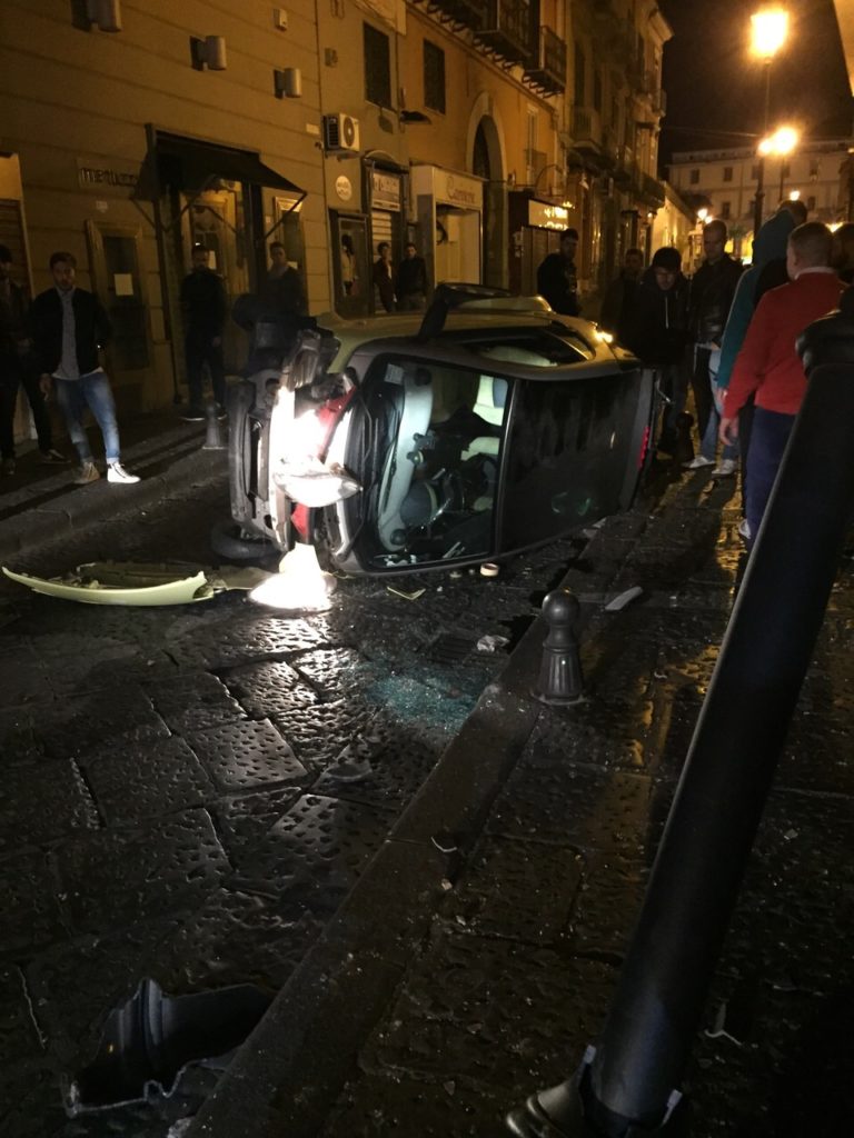 Terribile incidente ad Aversa: perde il controllo della Smart e si ribalta FOTOGALLERY