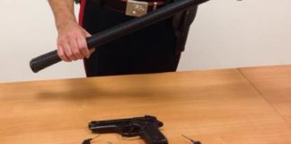 Si invaghisce di una donna ma lei lo rifiuta, la minaccia con pistola e piccone: arrestato 30enne di Marcianise