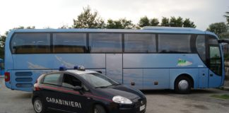 Bus troppo affollato, genitori infuriati bloccano la corsa: denunce in Irpinia