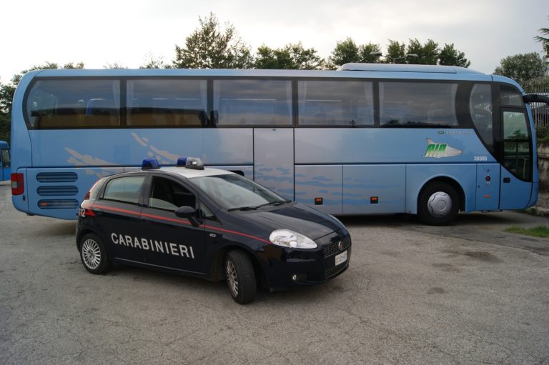 Bus troppo affollato, genitori infuriati bloccano la corsa: denunce in Irpinia