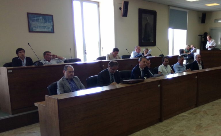 Aversa: consiglio sul bilancio in corso da 10 ore, zero interventi dalla maggioranza