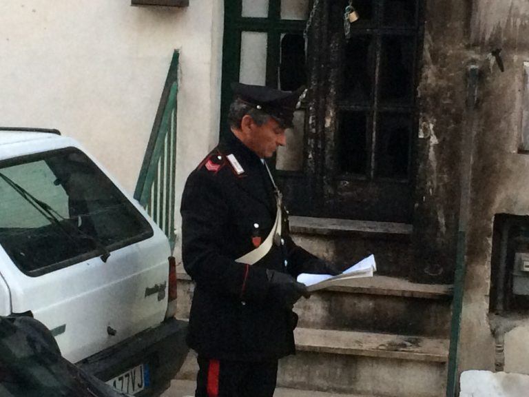 Paura a Solopaca: casa in fiamme, due anziani si rifugiano sul balcone. Salvati dai carabinieri