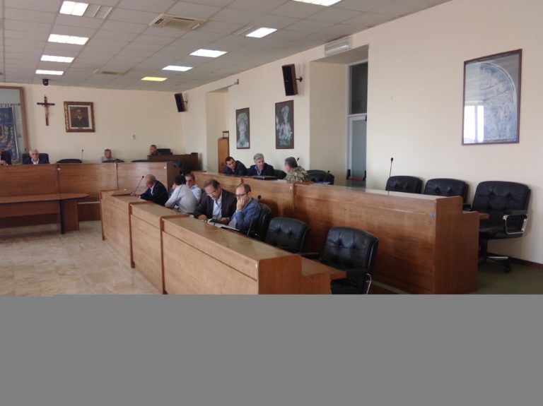 Aversa: nervi tesi in assise, l’opposizione fa saltare il numero legale. Seduta finisce in bagarre