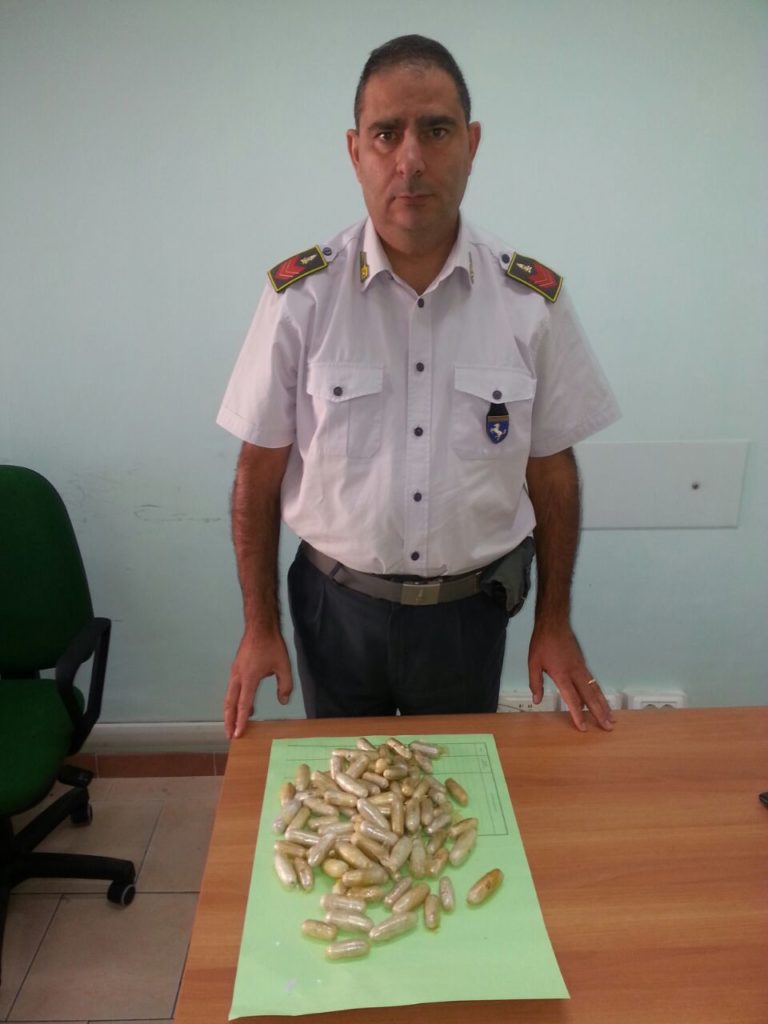 Napoli: 89 ovuli di eroina nello stomaco, corriere arrestato a Capodichino