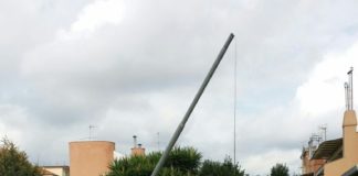 Aversa: abbattuto palo dell’illuminazione pubblica in via Casalegno, l’allarme dei residenti