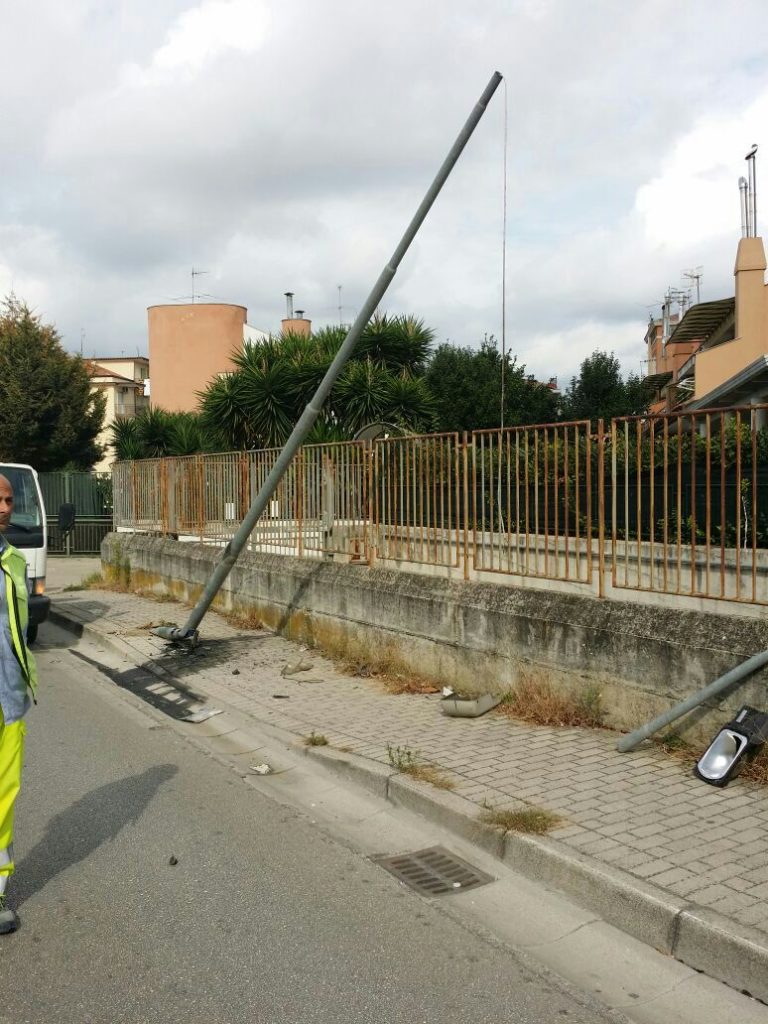Aversa: abbattuto palo dell’illuminazione pubblica in via Casalegno, l’allarme dei residenti