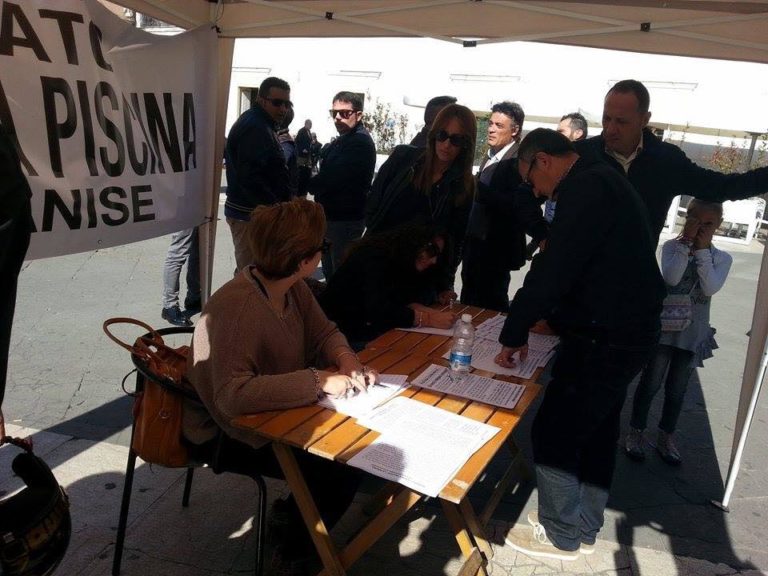 Marcianise: cento bambini in piazza per la riapertura della piscina comunale