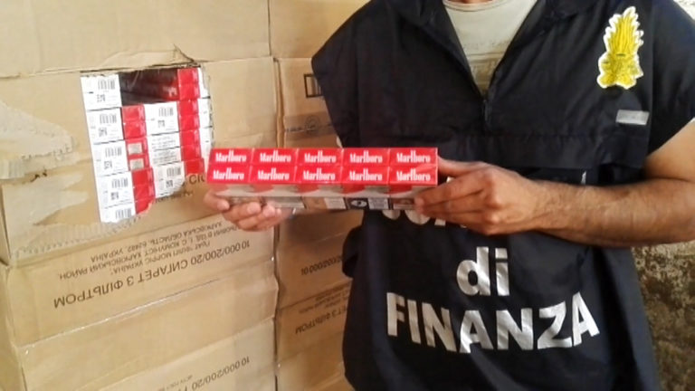 Napoli: sequestrate 6 tonnellate sigarette contrabbando, 7 arresti