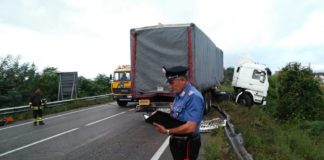 Paura sulla Telesina, mezzo pesante fuori strada: ferito conducente