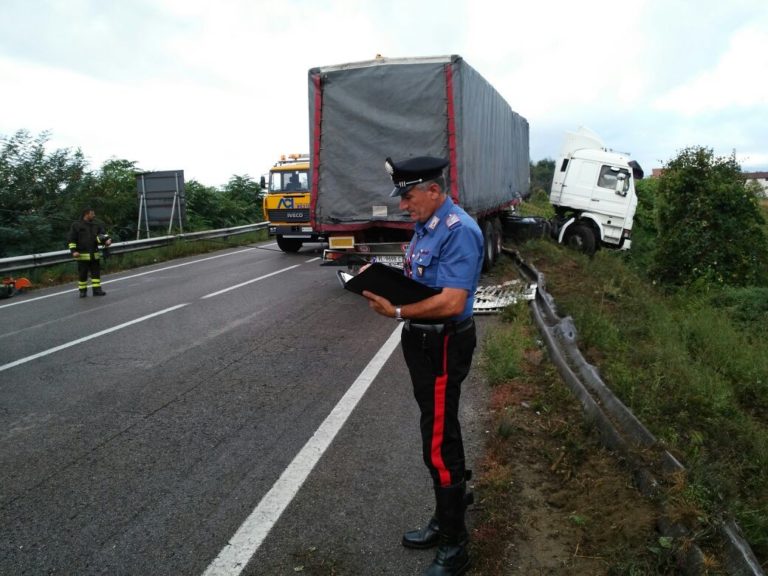 Paura sulla Telesina, mezzo pesante fuori strada: ferito conducente