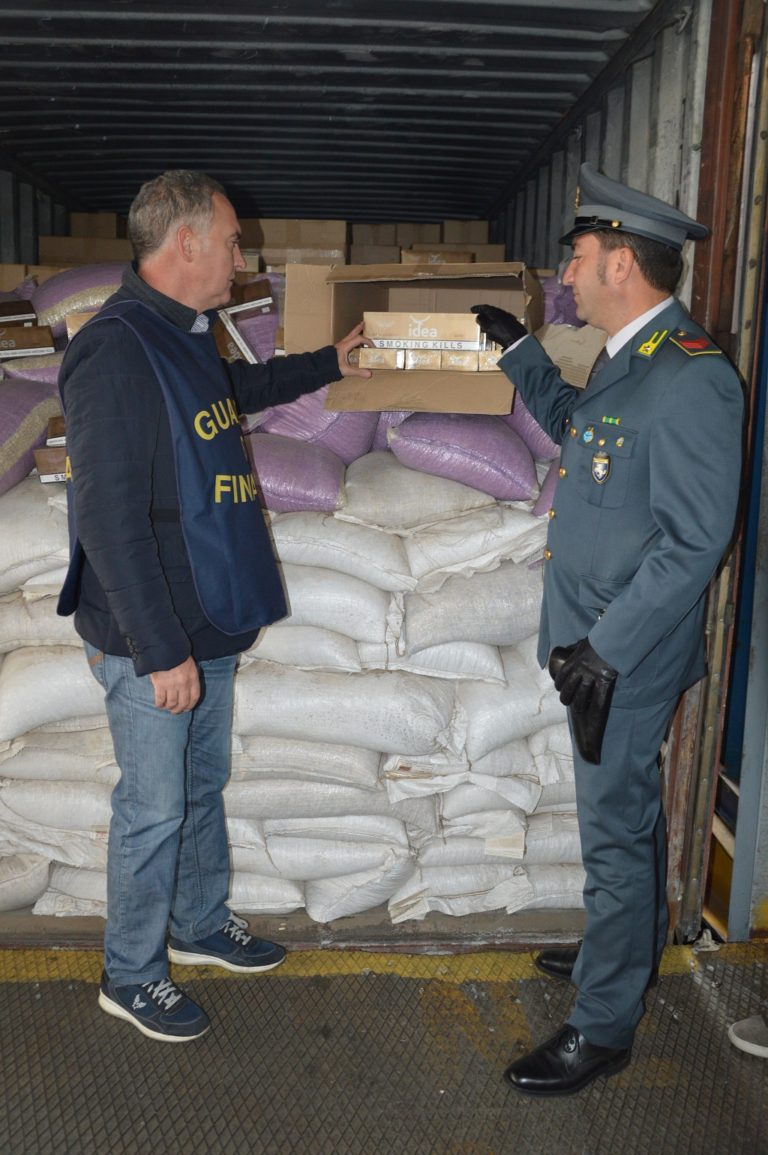 Salerno: sequestrate al porto 48mila stecche di sigarette di contrabbando
