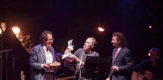 Roberto Vecchioni commuove Acerra, al professore il premio Pulcinella