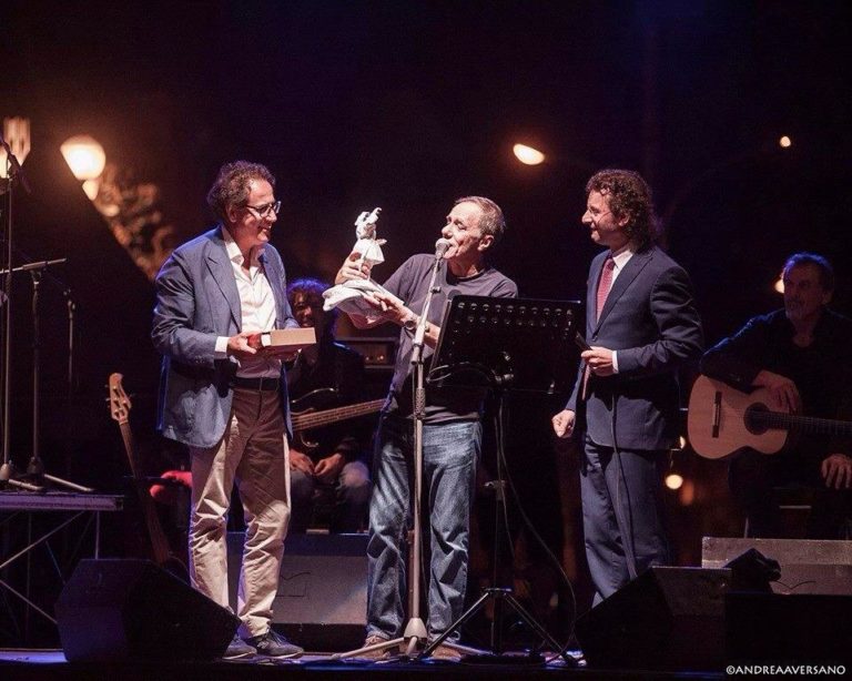 Roberto Vecchioni commuove Acerra, al professore il premio Pulcinella