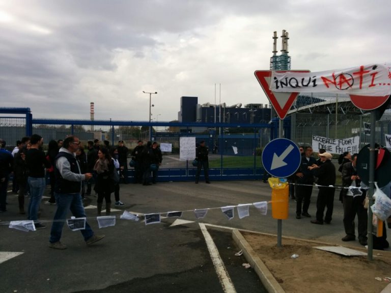 Acerra: mamme coraggio e studenti riconquistano i presidi, celere a protezione dell’inceneritore