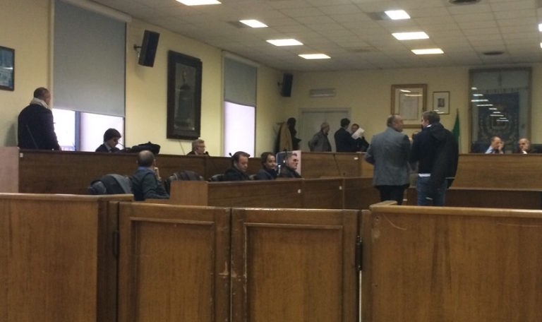Aversa: ok all’assestamento e all’uscita dalla Stazione Unica Appaltante, bagarre con Della Valle. L’ex An lascia l’aula