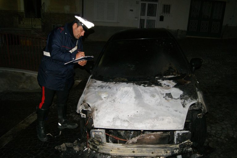 Mirabella Eclano: due auto in fiamme, indagano i carabinieri